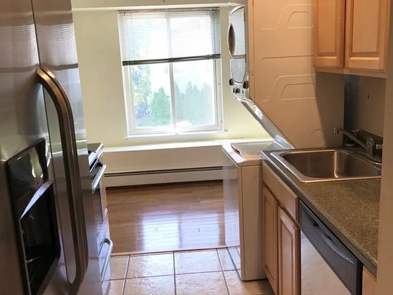 563 Glendale Ave — Photo 7