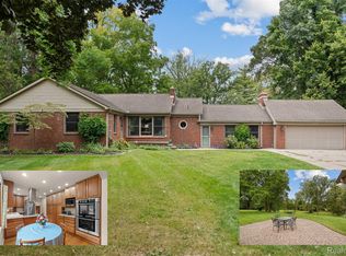 38481 Riverside Dr, Clinton Township, MI 48036