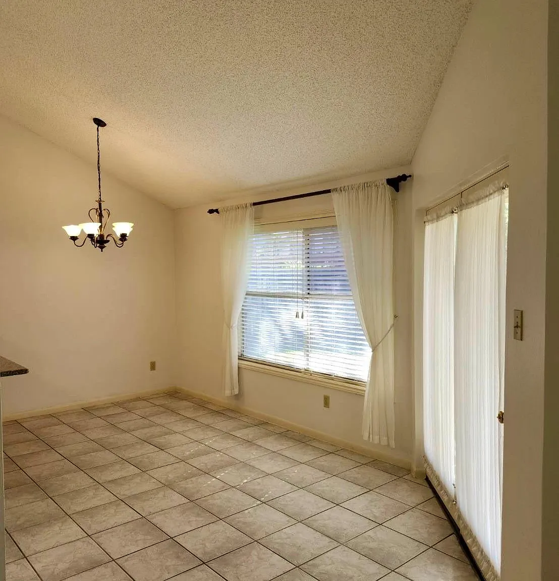 4 bed, 1884 sqft, $2,350 — Photo 4