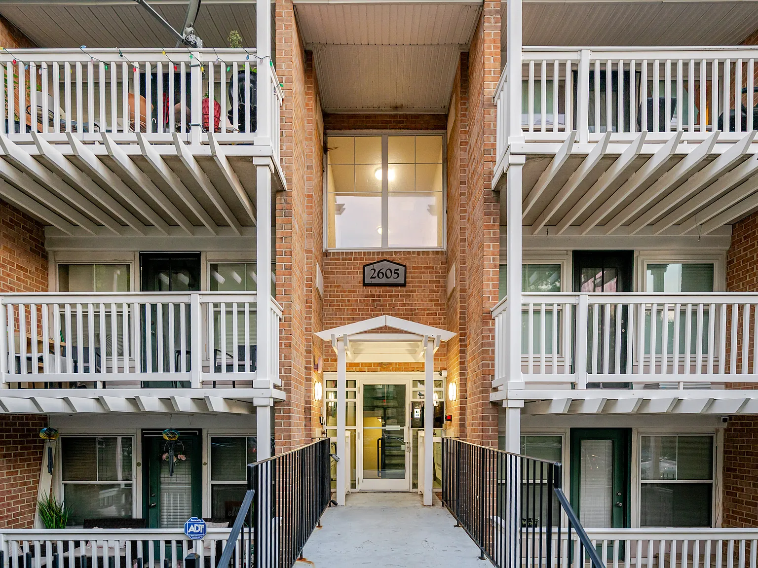 2 bed, 932 sqft, $2,100 — Photo 2