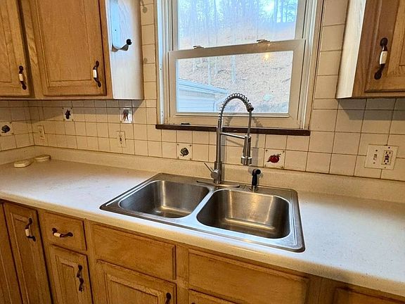 2nd image of 1046 Charleston Rd