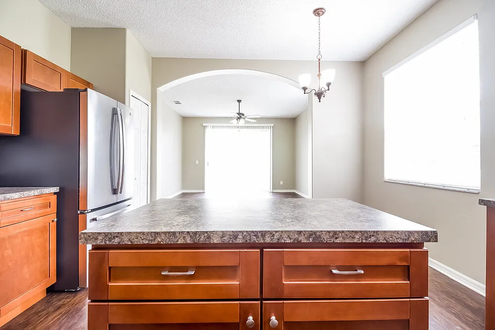 4 bed, 2.0 bath, 1972 sqft, $2,785 — Photo 4