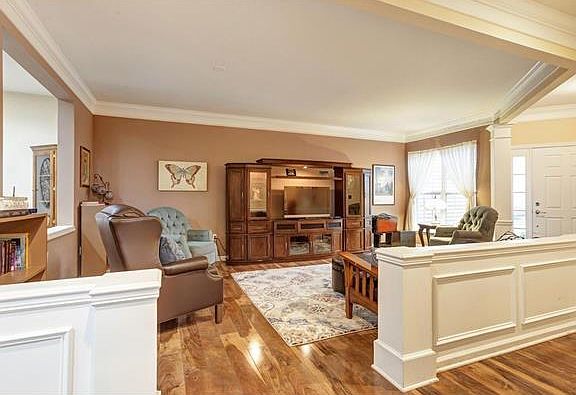3rd image of 6 Bainbridge Pl