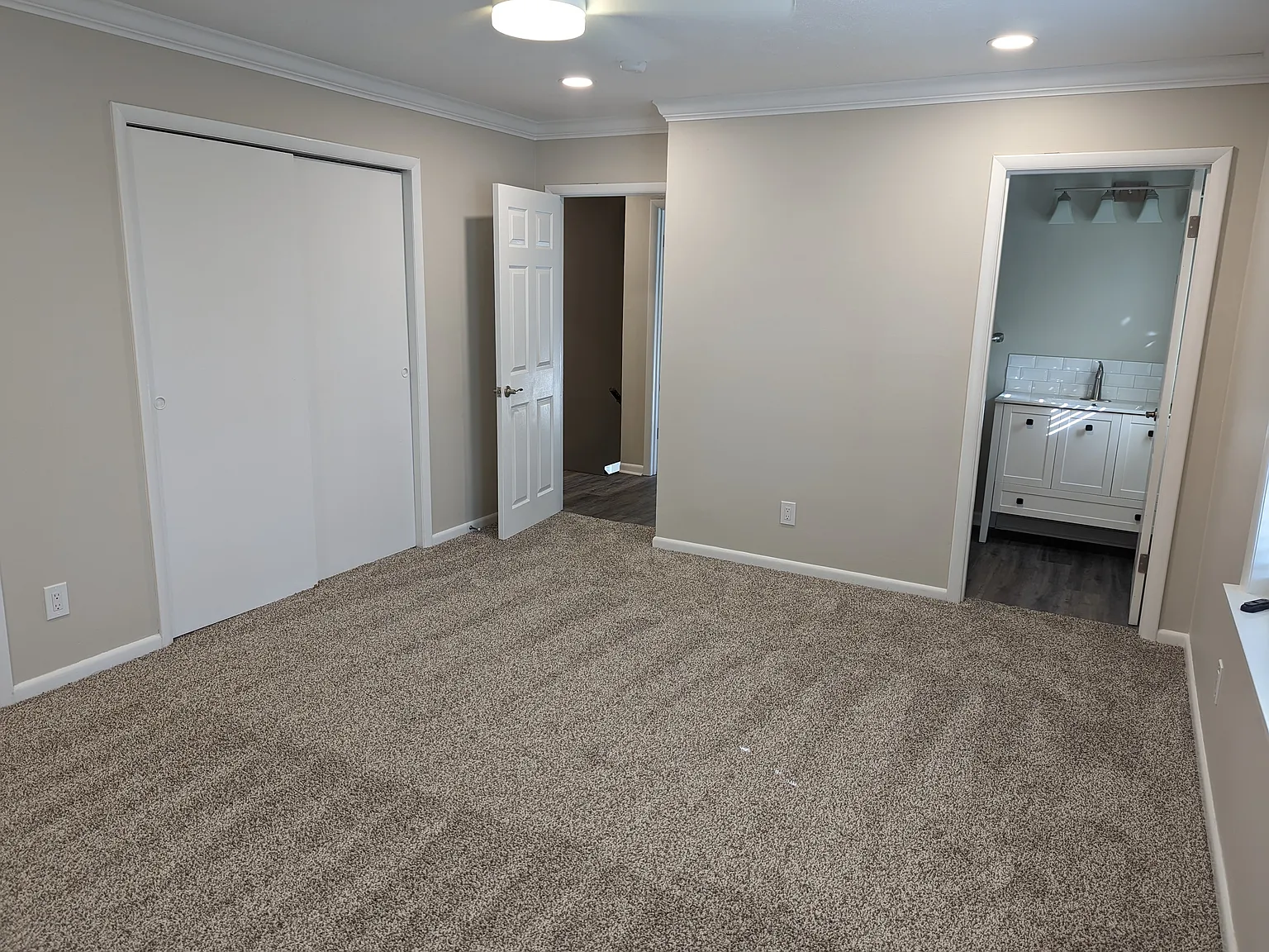 4 bed, 2402 sqft, $2,300 — Photo 3