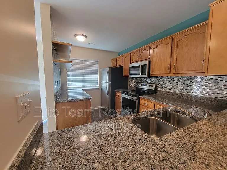 3811 Mosscroft Ln — Photo 3