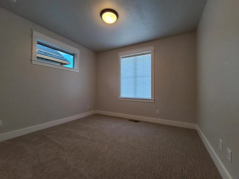 409 S Hamlin Ln — Photo 15
