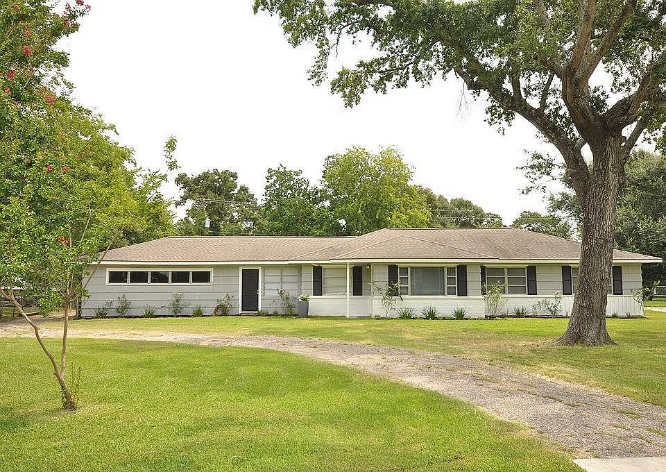 1st image of 304 Holly Dr