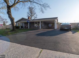 95 Willow Dr, Levittown, PA 19054