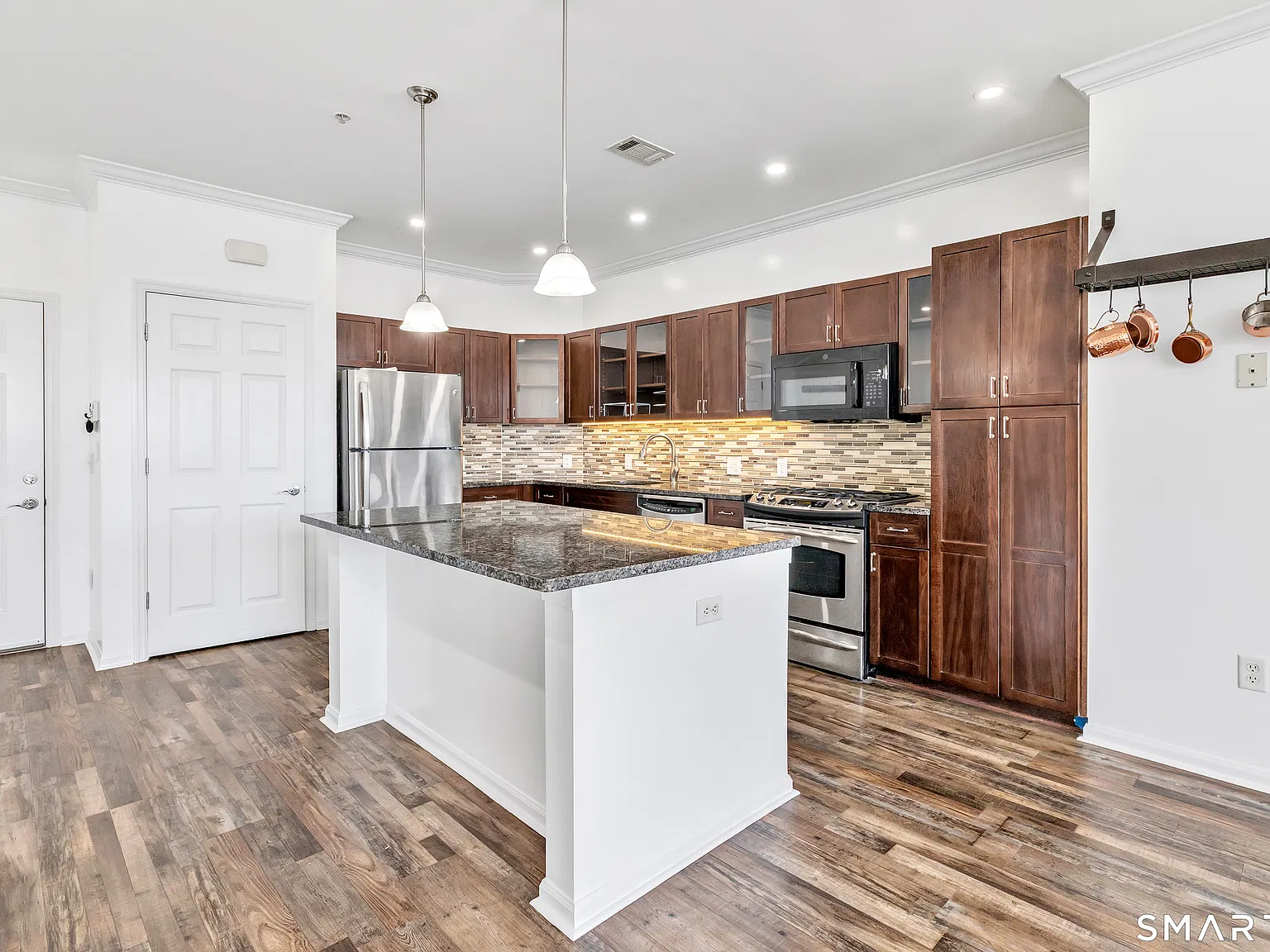 3 bed, 2.0 bath, 1359 sqft, $4,000 — Photo 4