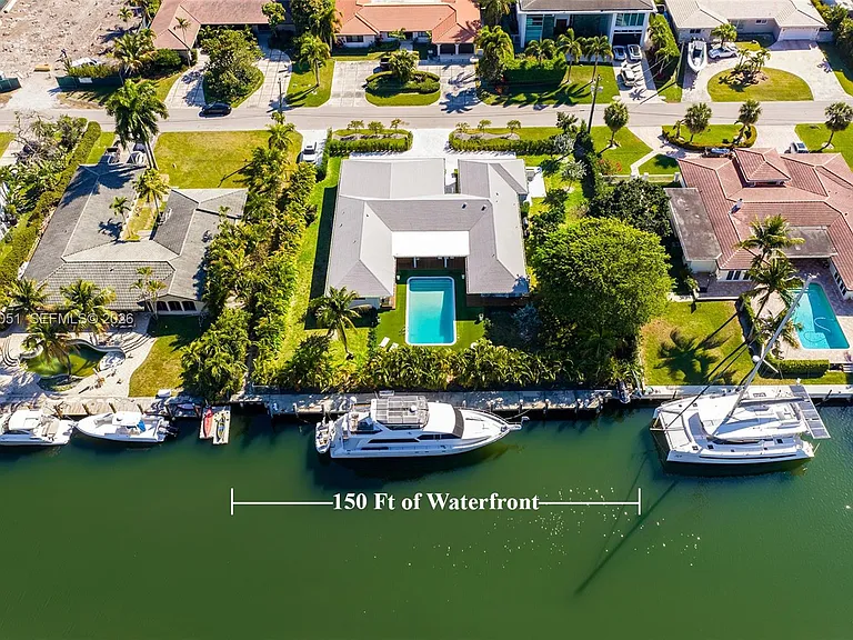 424 Alamanda Dr — Photo 2