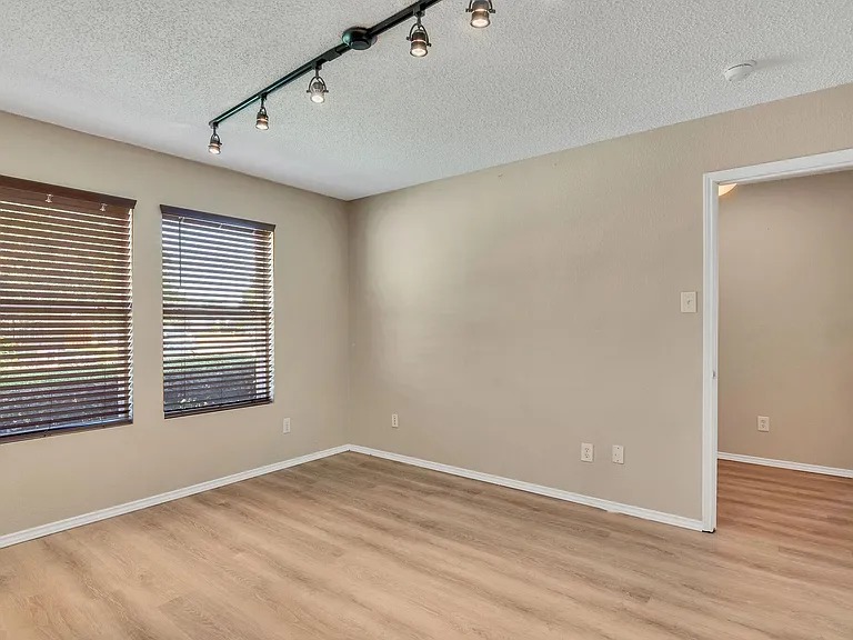 2124 Blanco Ln — Photo 3