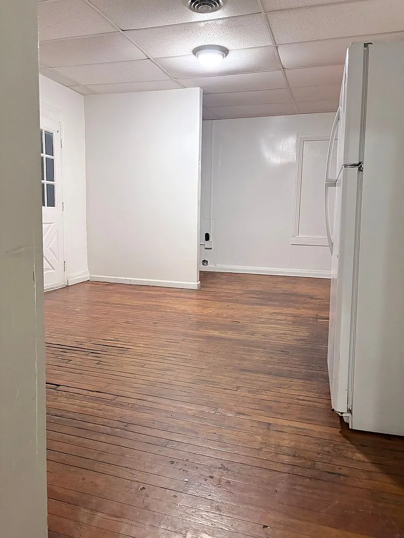 Spacious 3 Bedroom Parking in York City SD — Photo 2
