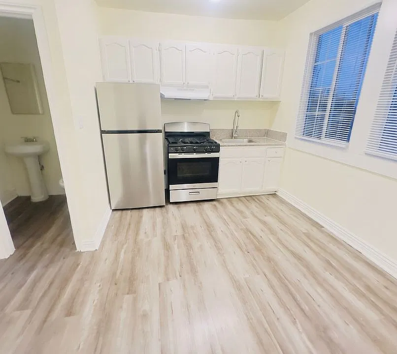1645 W 48th St #2A