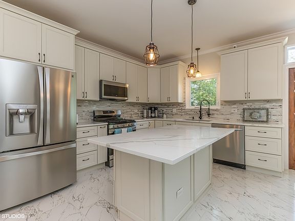 5th image of 407 Cambridge Dr