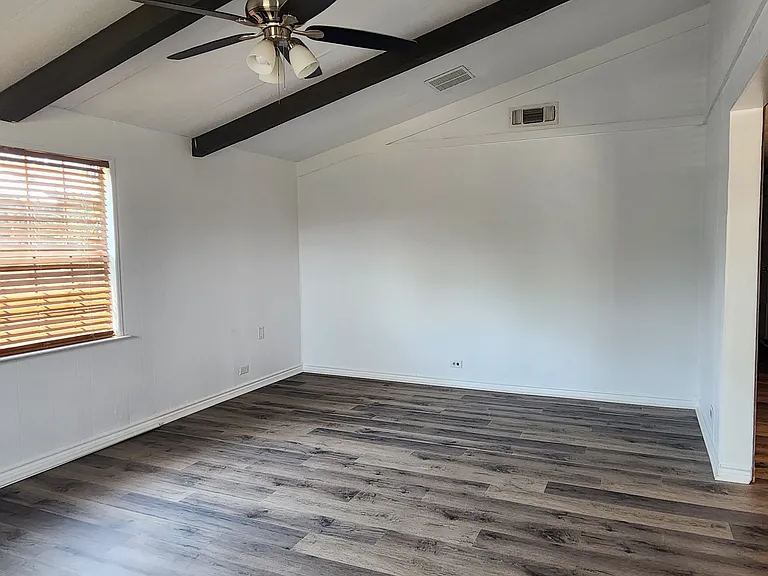 1105 Elyse Dr — Photo 2