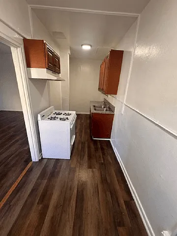 2500 S Hobart Blvd — Photo 5
