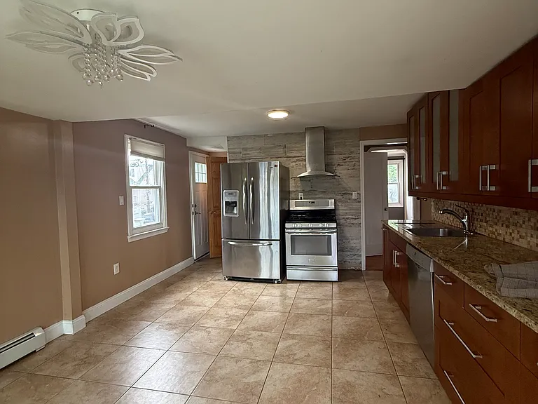 211 Bradford Ave — Photo 14
