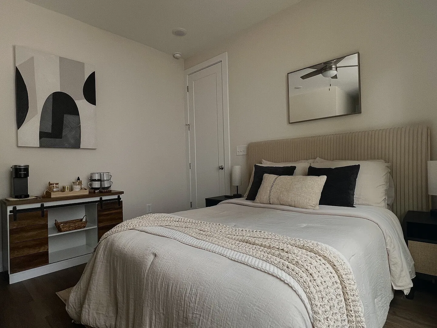 Luxury Modern Suite: TV, Coffee & More — Photo 2