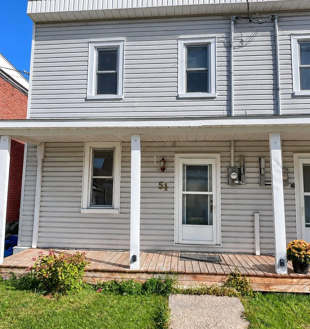 3 bed, $1,800 — Photo 1