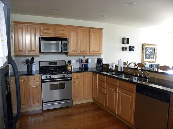 4th image of 35 52nd St #W