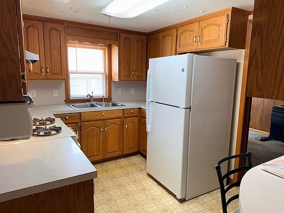 5th image of 807 W 10th St