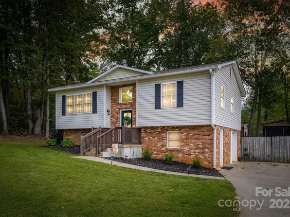 2338 Honeysuckle Pl, Lenoir, NC 28645