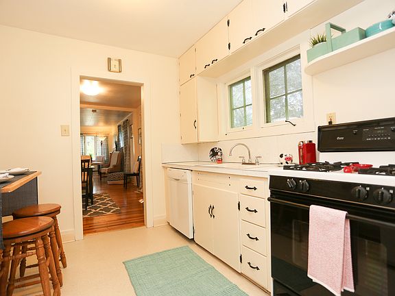 3rd image of 1621 Rainbow Ave