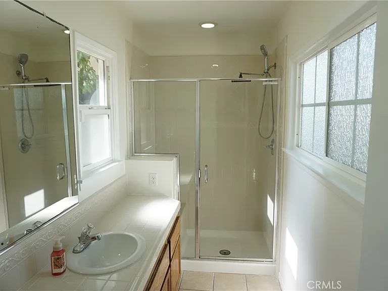 5540 Balboa Blvd — Photo 43