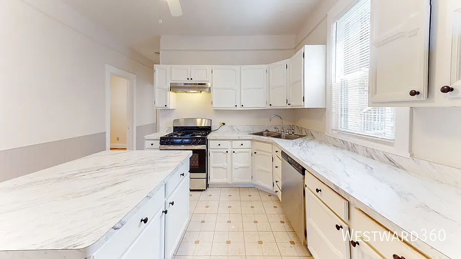 3804 N Drake / 2 bed - 1 bath / Irving Park / Available 9/1 — Photo 3