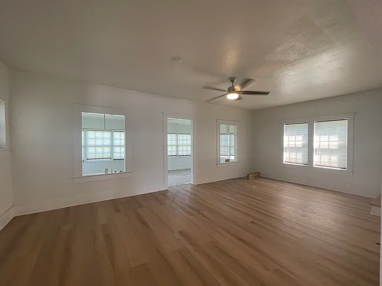 638 W Main St — Photo 8