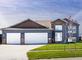 4911 Woodhaven Dr S, Fargo, ND 58104
