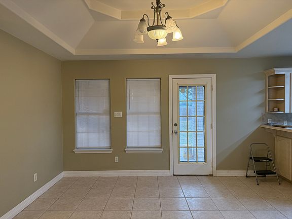5th image of 1001 W Douglas St