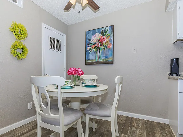 Huntington Hollow Apartments — Photo 21
