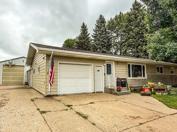 215 8th St N, New Salem, ND 58563
