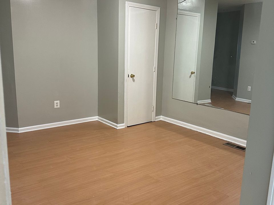 Spacious main living area w. closet