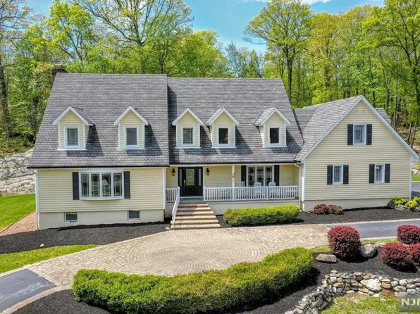 760 W Shore Dr, Kinnelon, NJ 07405