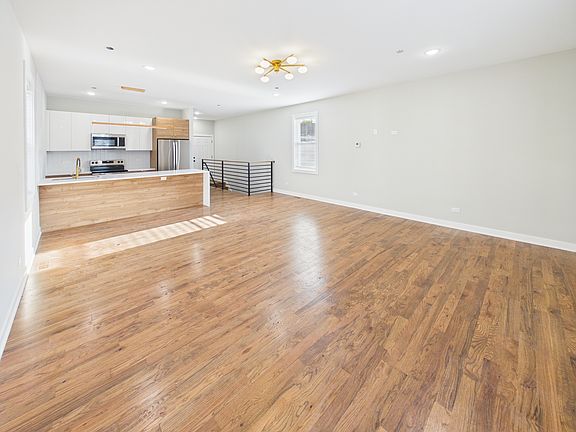4th image of 2236 W Cermak Rd #1R