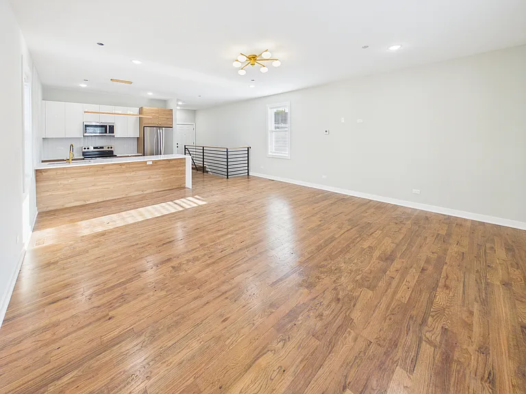2236 W Cermak Rd #1R — Photo 4