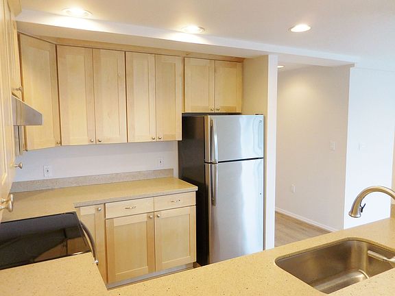 4th image of 214 W McGraw St APT 201