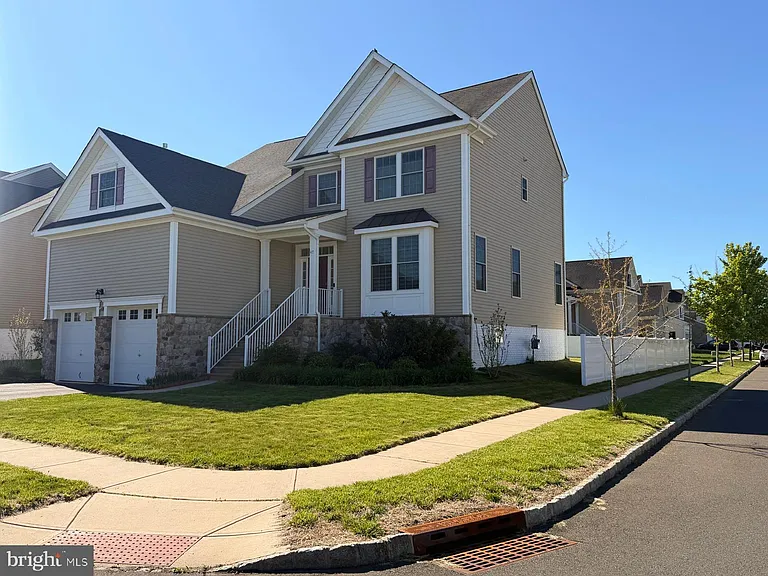 47 Thomas Dr — Photo 25