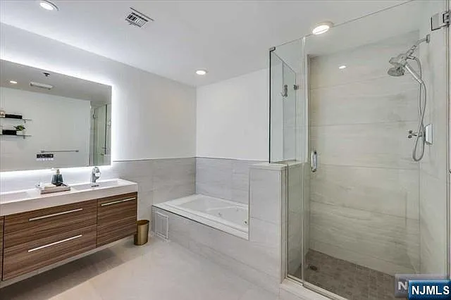 1100 Clinton St — Photo 23