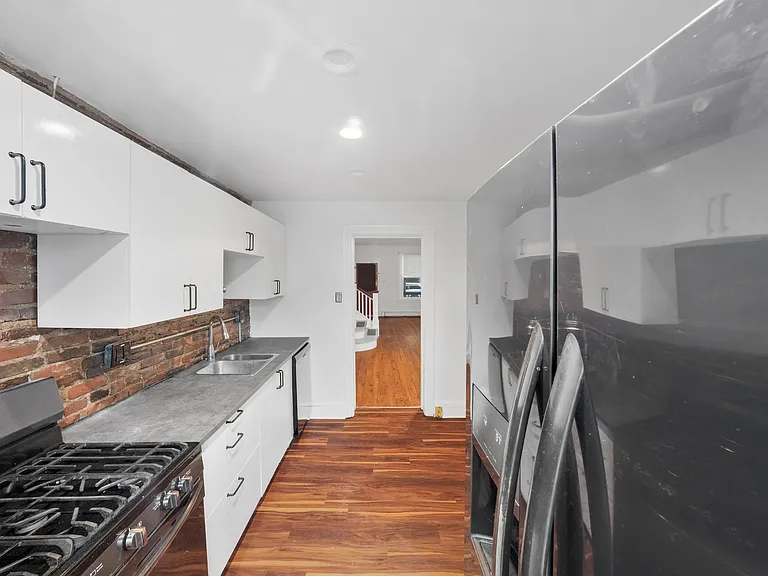 958 Queen St — Photo 14