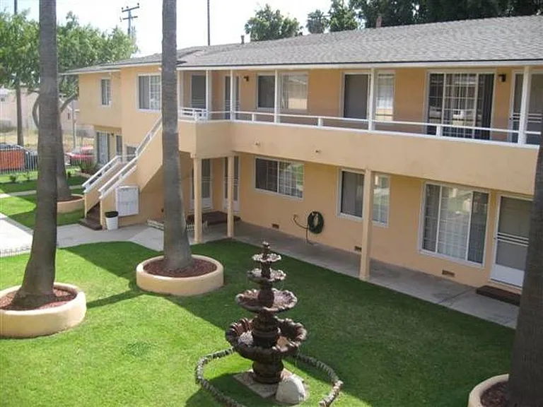 715 E Hardy St — Photo 2