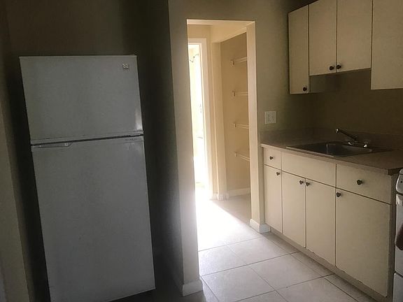 2nd image of 211 N K St APT B