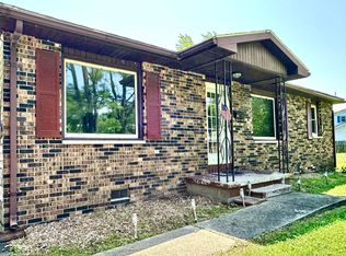 409 S Main St, Flora, IL 62839