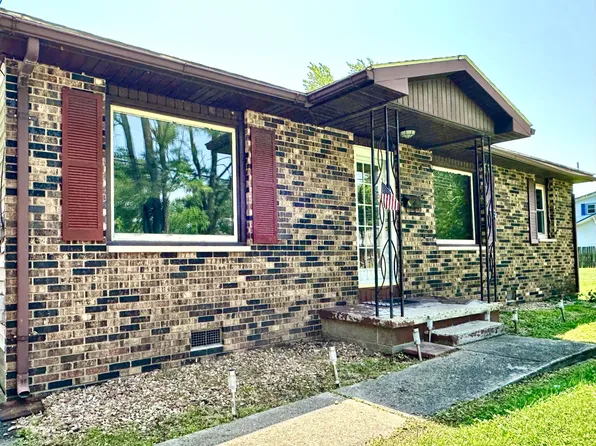 409 S Main St, Flora, IL 62839