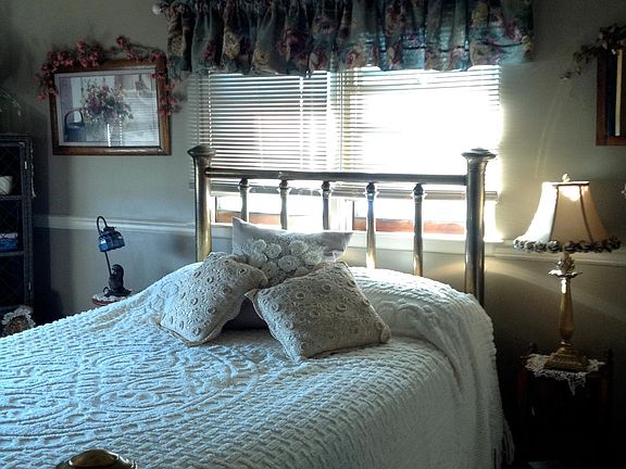 3rd bedroom. with queen size bed, Victorian, antique decor