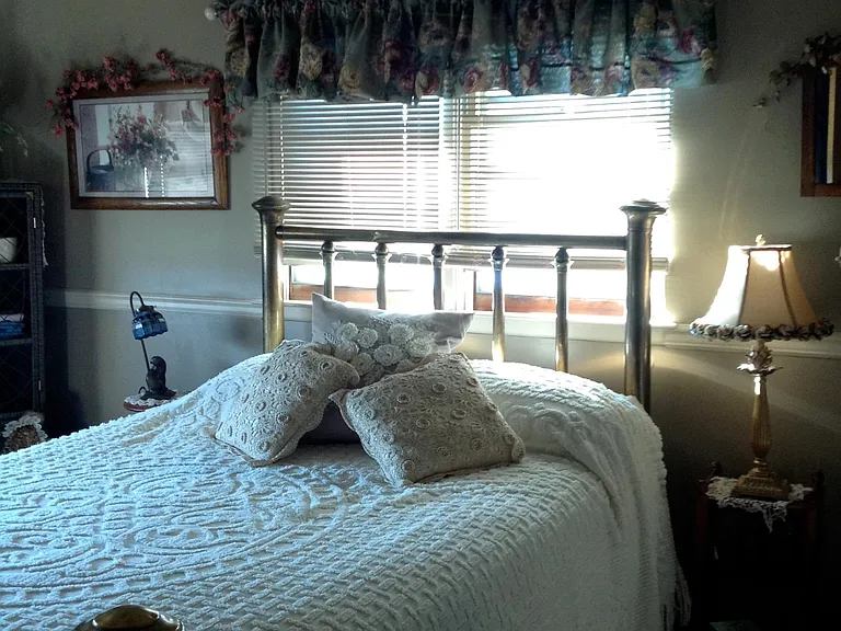 3rd bedroom. with queen size bed, Victorian, antique decor