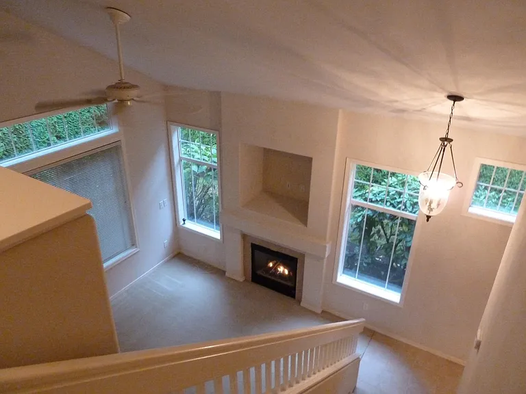 587 Elma Ave NE — Photo 9