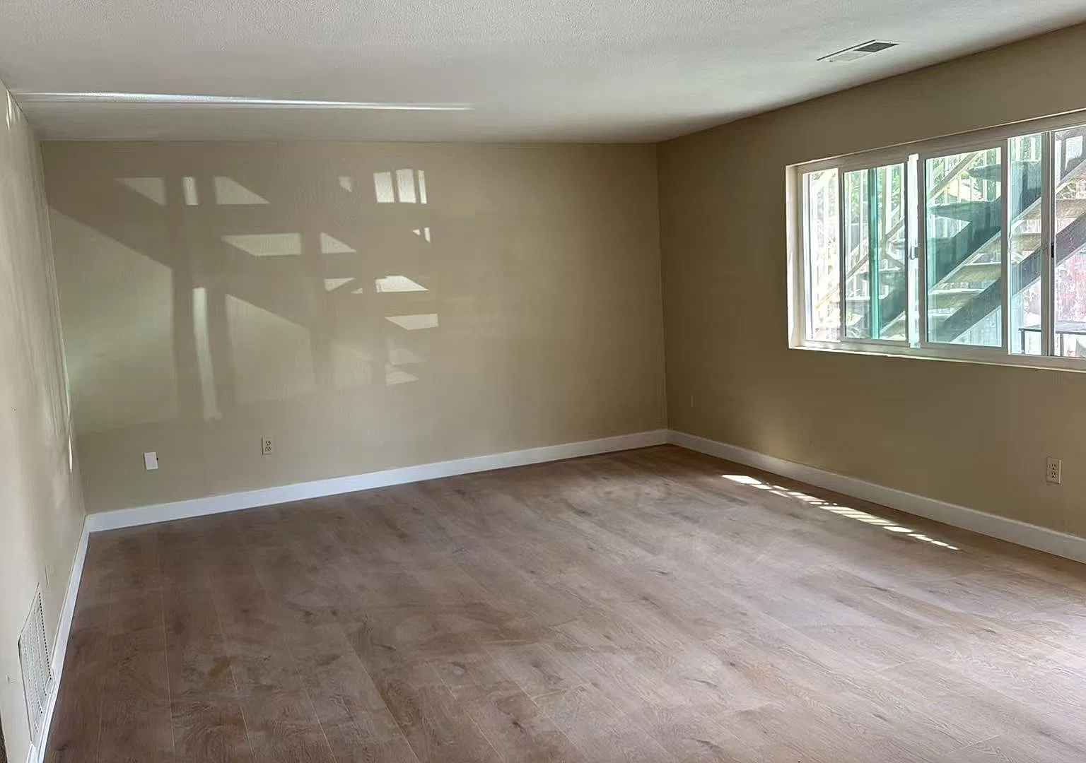 1031 N Citrus Ave N — Photo 3